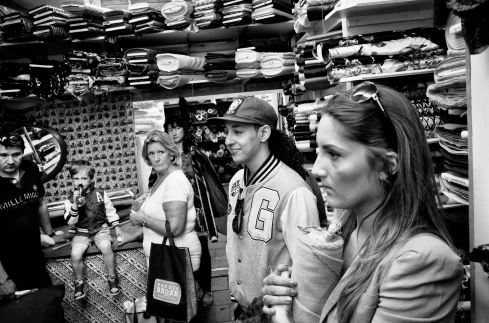 Photo Kadir van Lohuizen / Noor .Hamza Rarhib et son amie Gigi au marché Albert Cuyp à Amsterdam.