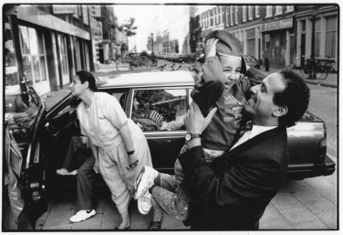 Photo Kadir van Lohuizen / NOOR Famille Rharib - 1993; Hamza dit au revoir à son oncle avant le départ annuel pour le Maroc.