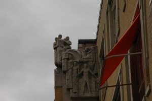 Groupe de sculptures de Hildo Krop; façade Berlage Lyceum, architecte Arend Jan Westerman 