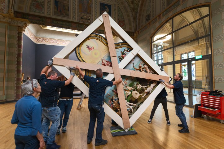 Le tableau arrive à destination, 22-08-2016. Lucas van Leyden, Het Laatste Oordeel. In de Eregallerij van het Rijksmuseum. Foto: Olivier Middendorp