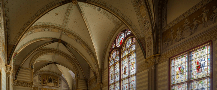 La grande salle où se trouvent les vitraux de Rembrandt et de Lucas van Leyde