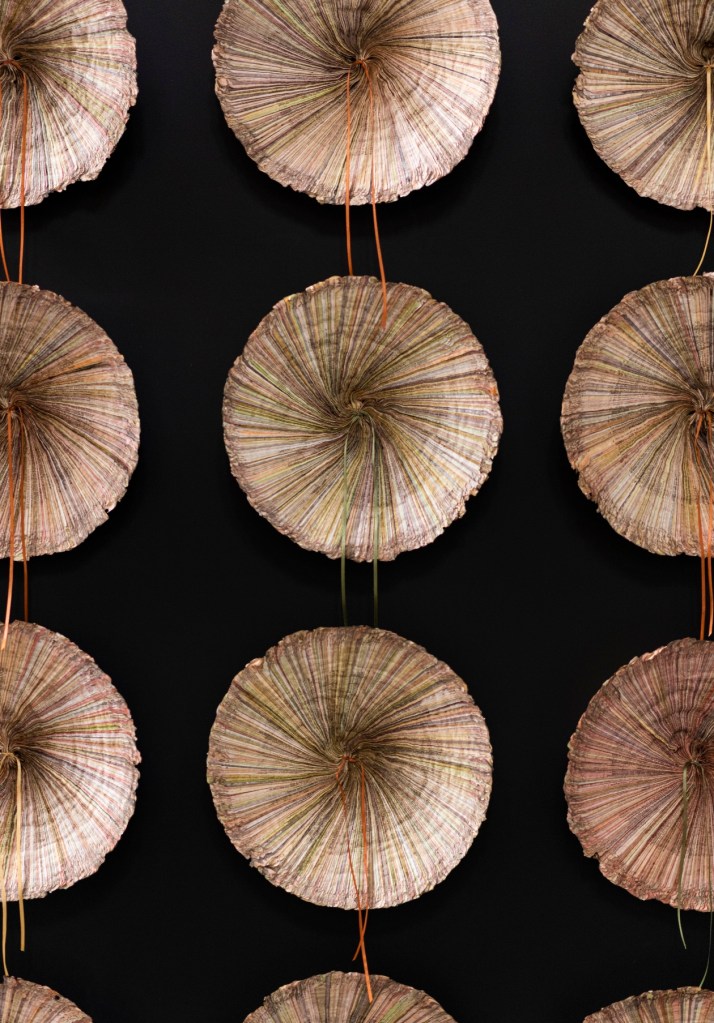 Bon an, mal an... œuvre en papier d'Annita Smit ; Photo Petra Kadazic/Bijbels Museum