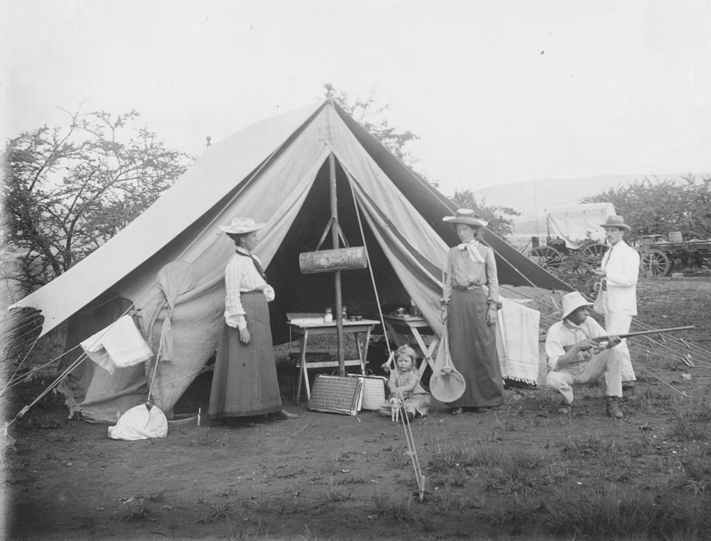 Niesje, butterfly net in hand, busy with field work. Her daughter Joukje sits next to her. Left, Reino Leendertz, one of the very few women botanists, curator at the State Museum like Niesje's husband.